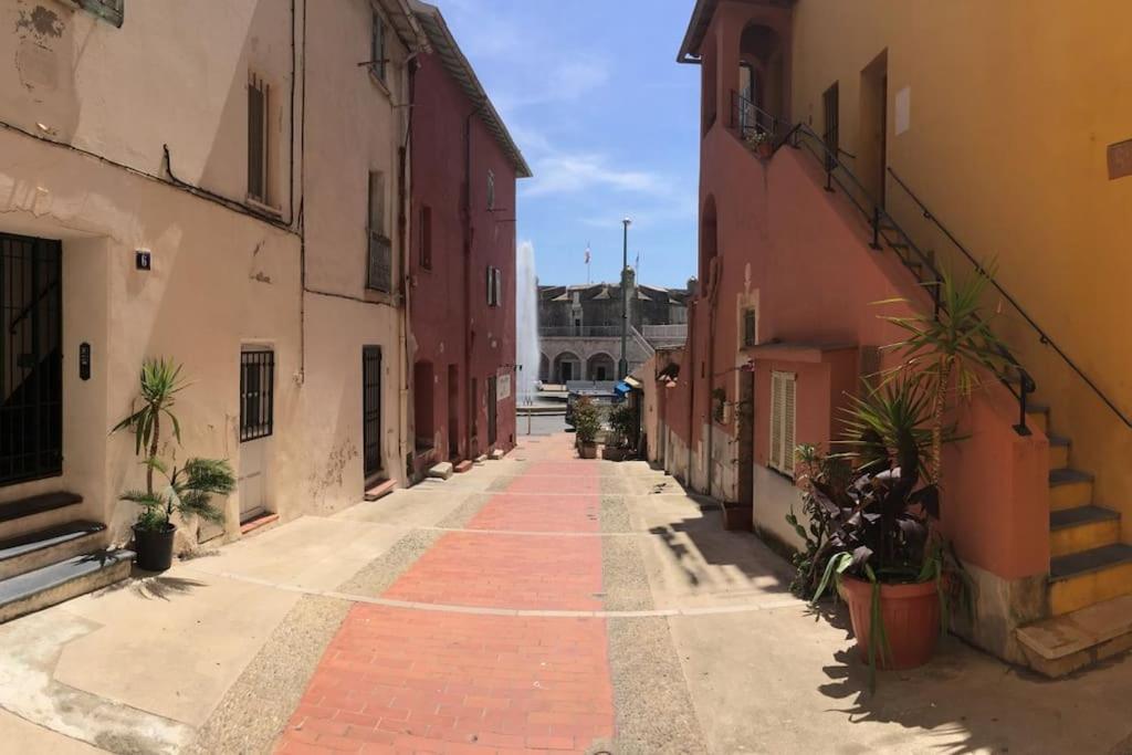 Between The Roofs Of Menton Old Town And The Sea Buitenkant foto