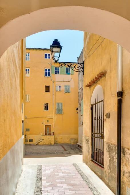 Between The Roofs Of Menton Old Town And The Sea Buitenkant foto