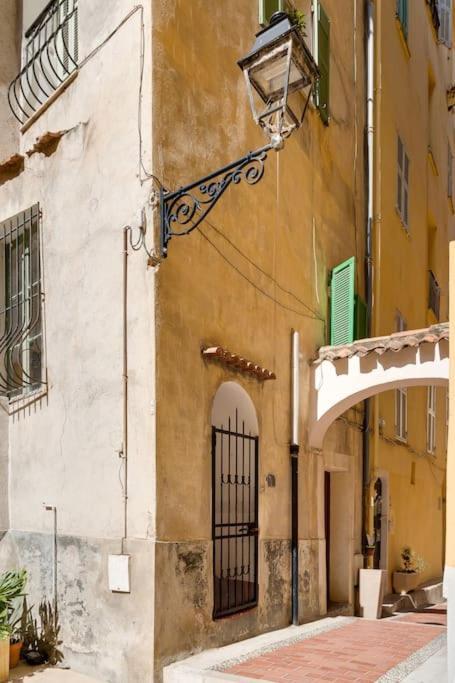 Between The Roofs Of Menton Old Town And The Sea Buitenkant foto